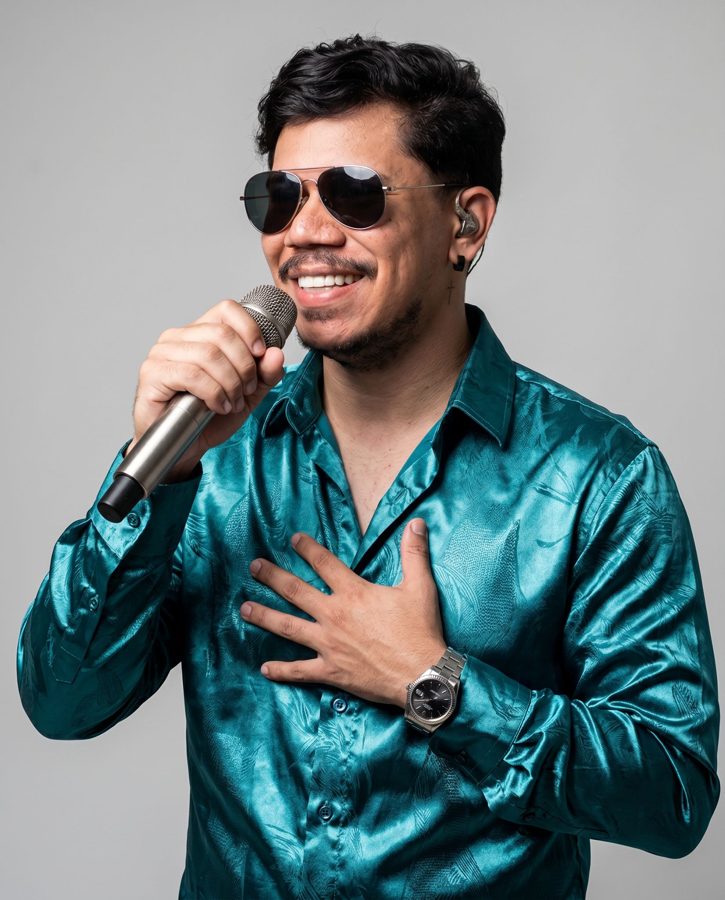 Foto de show de cantor gerada com IA — Editorial fashion portrait with expressive performance influ #15