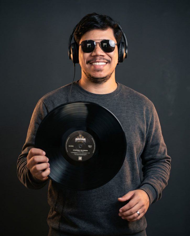 Foto de estúdio para DJ gerada com IA — Minimalist studio portrait with retro music editorial influe #008