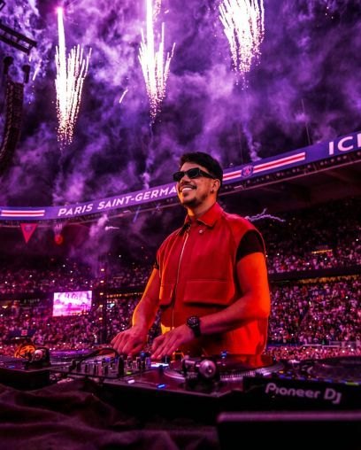Artista PRO — Stadium-scale DJ performance editorial with cinematic s #005