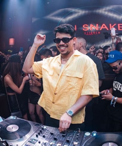 Artista PRO — Nightclub DJ editorial with vibrant social atmosphere #004