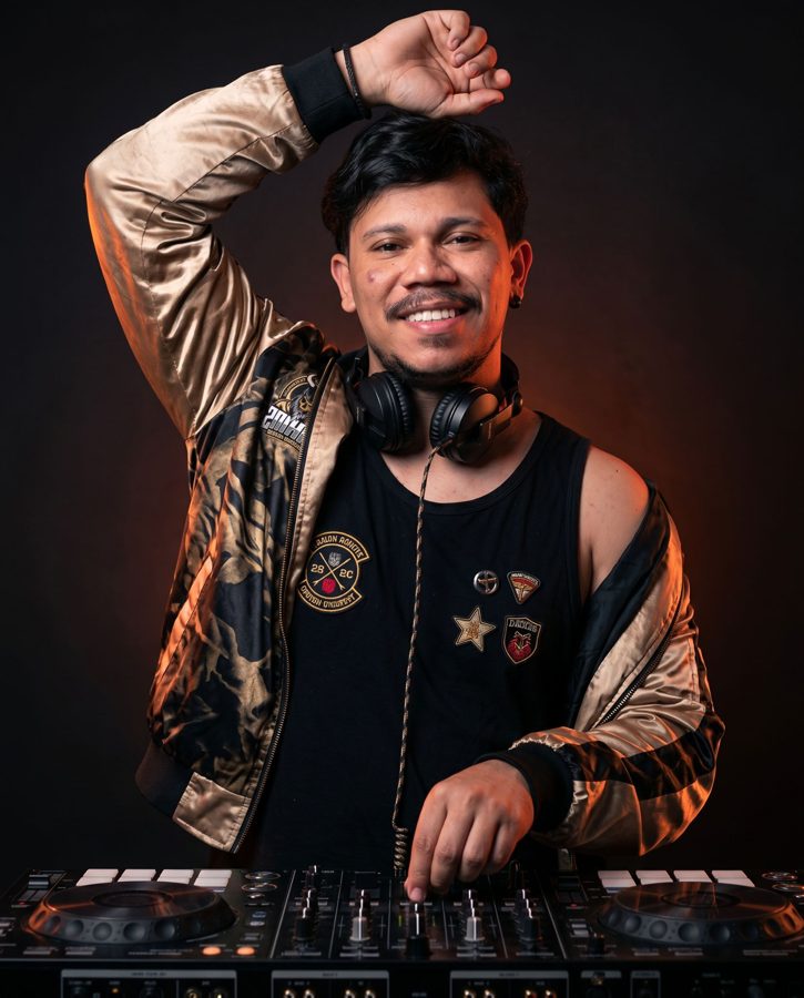 Foto de estúdio para DJ gerada com IA — Studio editorial portrait with commercial music/DJ aesthetic #014