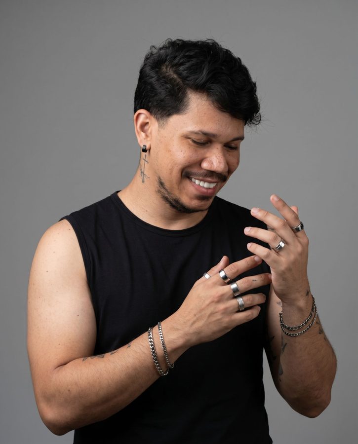 Foto de estúdio para DJ gerada com IA — Minimalist editorial portrait with modern artistic fashion t #035